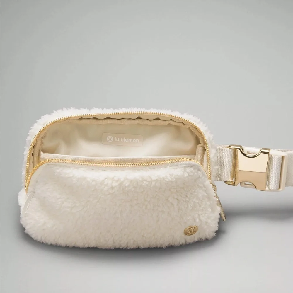 Everywhere Belt Bag Fleece White Opal Gold - Picture 3 of 3